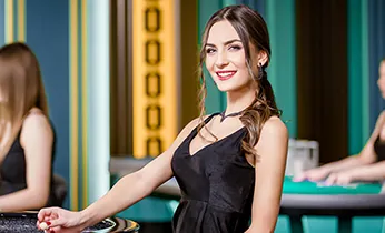 Sân bóng rổ với cầu thủ đang úp rổ
